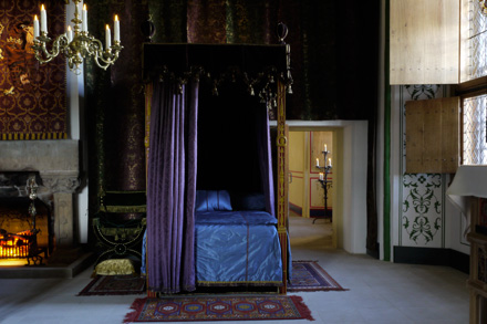 Four poster bed decorated with Renaissance Textile fabrics